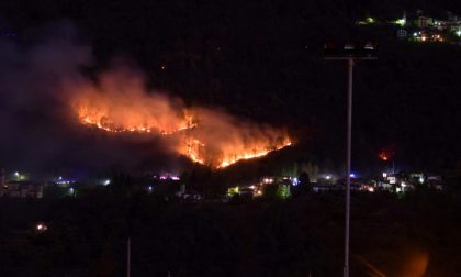 Incendio boschi a Vendrogno: va estendendosi la linea del fuoco FOTO
