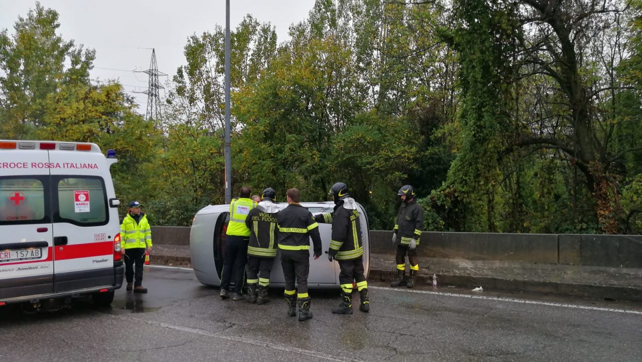 Incidente a Como auto ribaltata, traffico in tilt FOTO E VIDEO