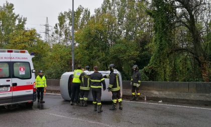 Incidente a Como auto ribaltata, traffico in tilt FOTO E VIDEO
