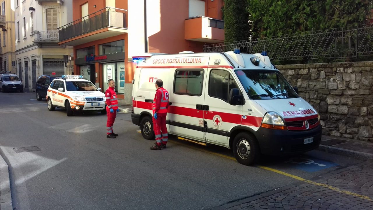 Soccorsi a Cantù, malore per una donna