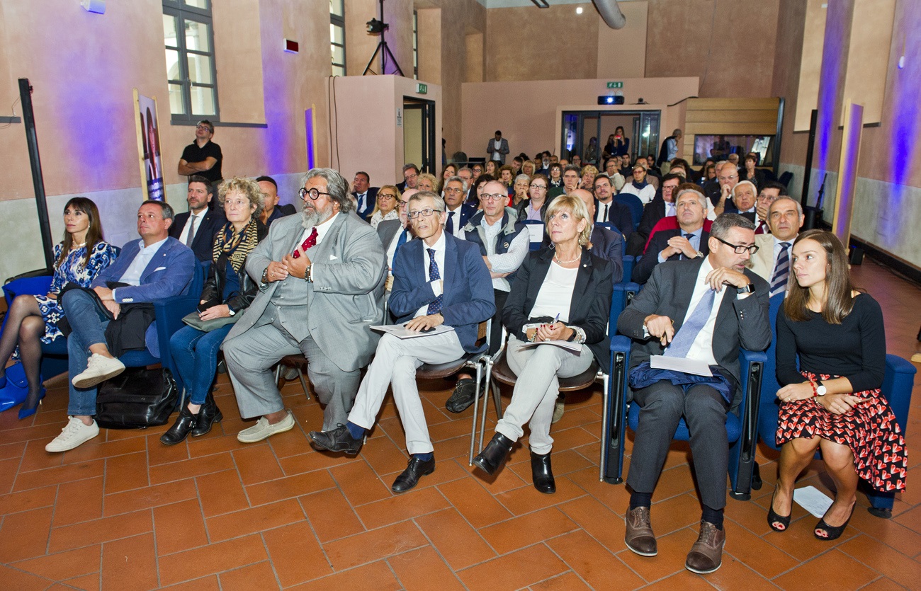 Como chiostro di Sant'abbondio assemblea di Confcommercio