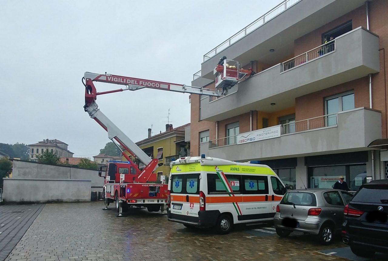 Cremnago Anziana cade in casa e non risponde: salvata dai Vigili del fuoco