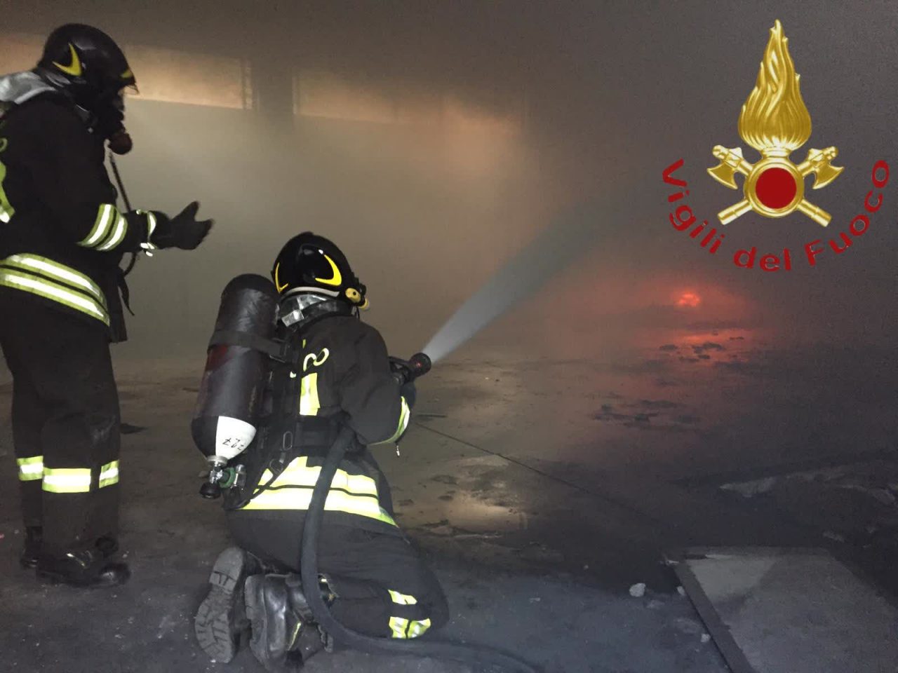 Incendio al capannone ex Poste di Como FOTO