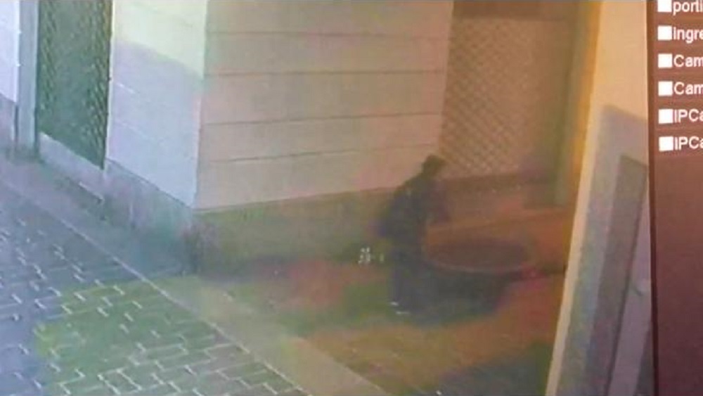 Fioriere distrutte a Cantù: le telecamere incastrano la responsabile FOTO