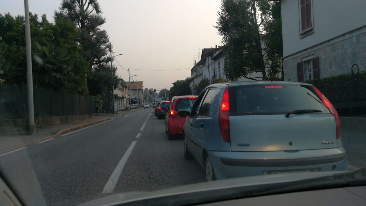 Anziano investito a Fino Mornasco, traffico congestionato
