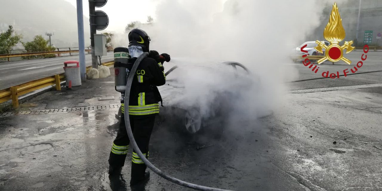 Brucia auto a Brogeda: arrivano i pompieri FOTO