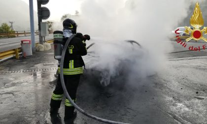 Brucia auto a Brogeda: arrivano i pompieri FOTO