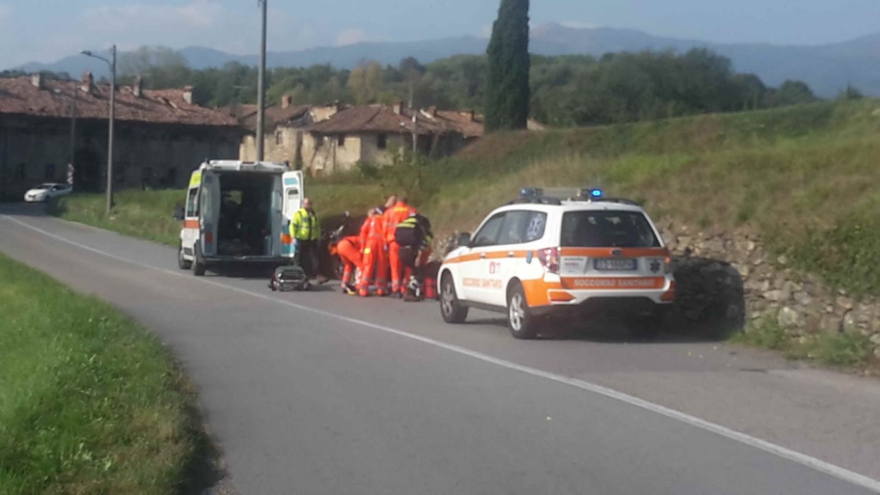 Incidente ad Alzate, ragazzo cade dalla moto