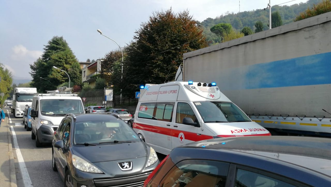 Oltrecolle bloccato per un incidente tra auto e scooter FOTO