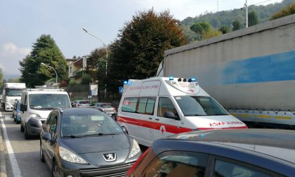 Oltrecolle bloccato per un incidente tra auto e scooter FOTO