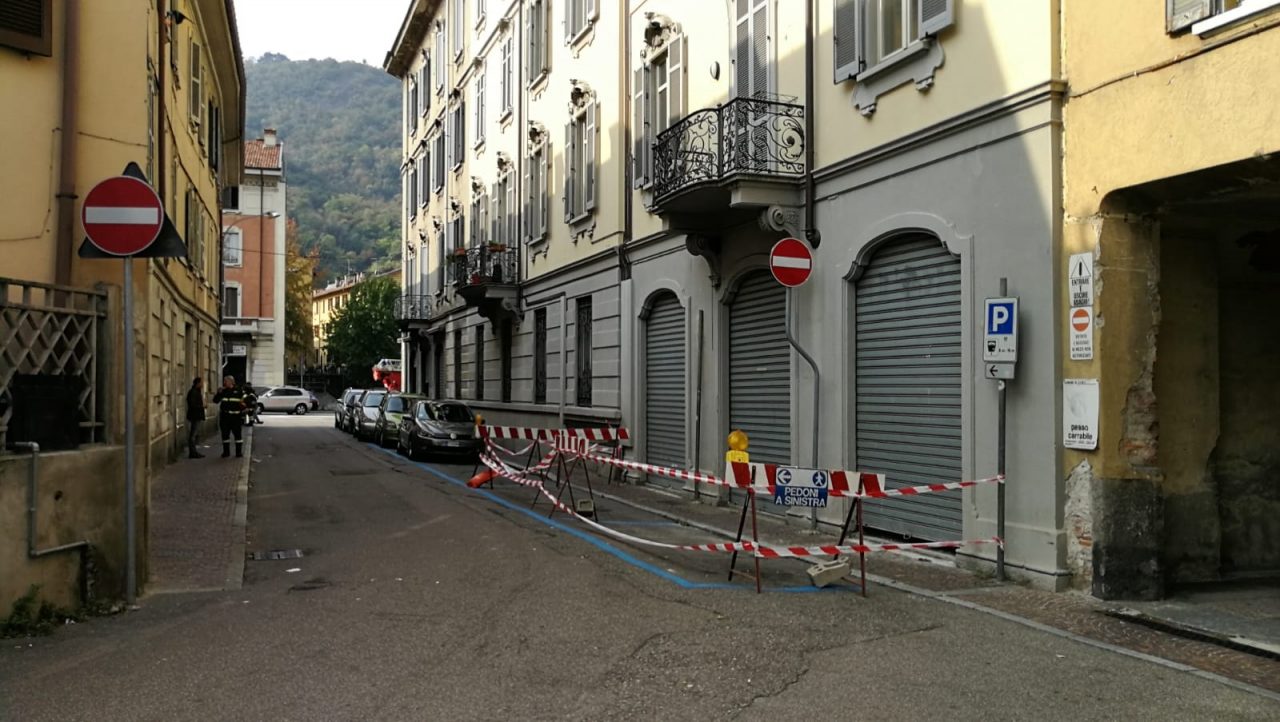 Cadono calcinacci in via Alciato: intervengono i pompieri