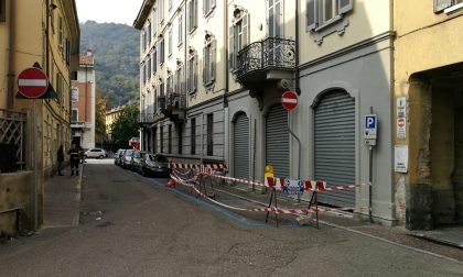 Cadono calcinacci in via Alciato: intervengono i pompieri