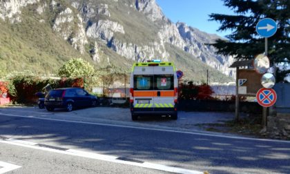 Forte vento: velista in difficoltà nel lago salvato dai pompieri. Incendio in Valvarrone FOTO