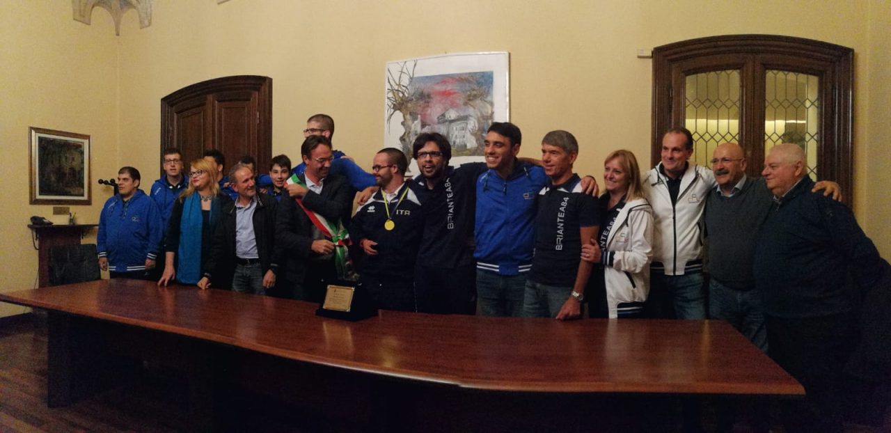 Omaggio a Ciccio, il campione del mondo di basket di Fino Mornasco FOTO
