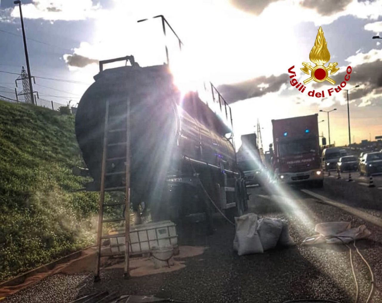 Si rompe una cisterna in tangenziale: acido in strada FOTO