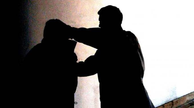 Compra un panino a un senzatetto: lui la segue e la violenta. Salvata dalla chiamata al 112 di un passante