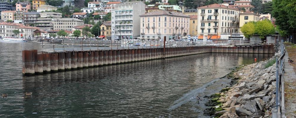 Paratie, la rabbia di Rifondazione: “Questo cantiere ha già reso ridicola la città, Como non merita di essere lo zimbello d’Italia”