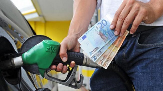 La Regione prova a salvare la carta sconto carburante
