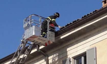 Tegole pericolanti Vigili del fuoco intervengono sul tetto del Sociale di Como