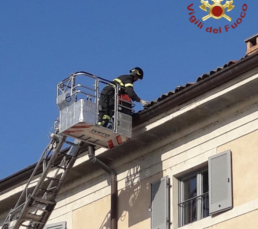 Tegole pericolanti Vigili del fuoco intervengono sul tetto del Sociale di Como