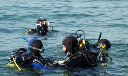 I sub puliscono il lago: "Vi mostreremo cosa c'è sotto la superficie"