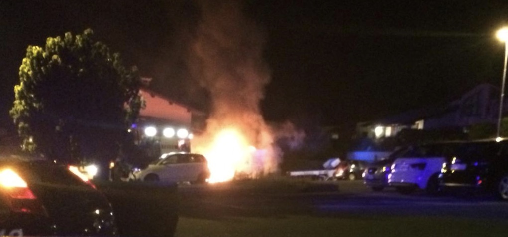 Furgone in fiamme nel parcheggio