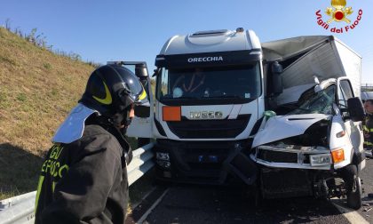 Scontro in Pedemontana, un giovane incastrato tra le lamiere FOTO