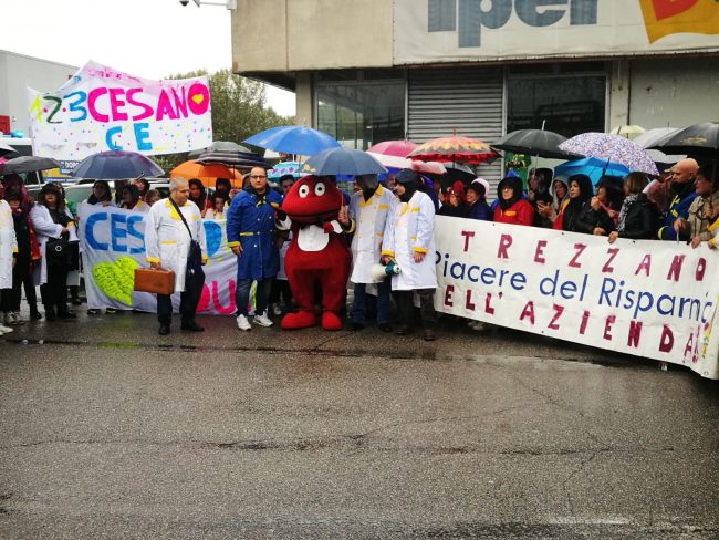 Crisi Superdì: sit in di protesta a Cologno Monzese. E c’è pure il Gabibbo VIDEO