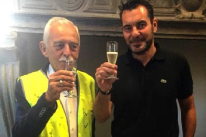 Festeggia il primo giorno di pensione facendo il volontario in Comune