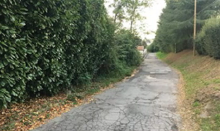 Strada distrutta a Lurate Caccivio, le proteste dei residenti