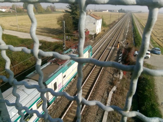 Migrante senza biglietto si butta dal treno e muore