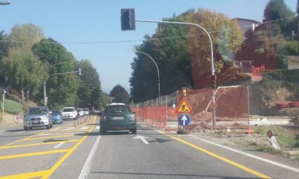 Albese, lavori per le rotonde sulla Provinciale: via Montorfano chiusa al traffico