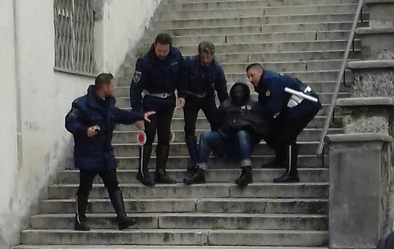 Aggressione a Cantù: picchiò gli agenti, arrestato anche a Bologna