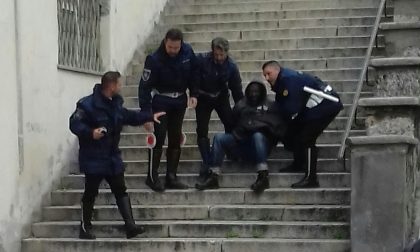Aggressione a Cantù: picchiò gli agenti, arrestato anche a Bologna