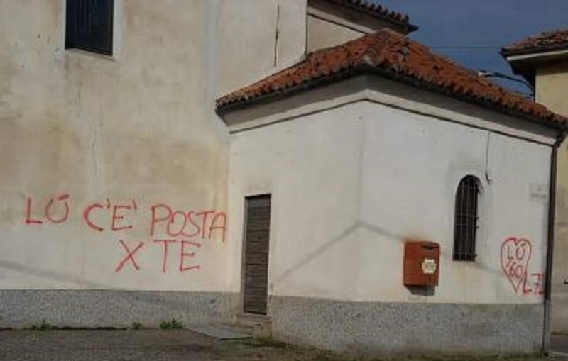 Innamorato focoso a Inverigo imbratta i muri della chiesa