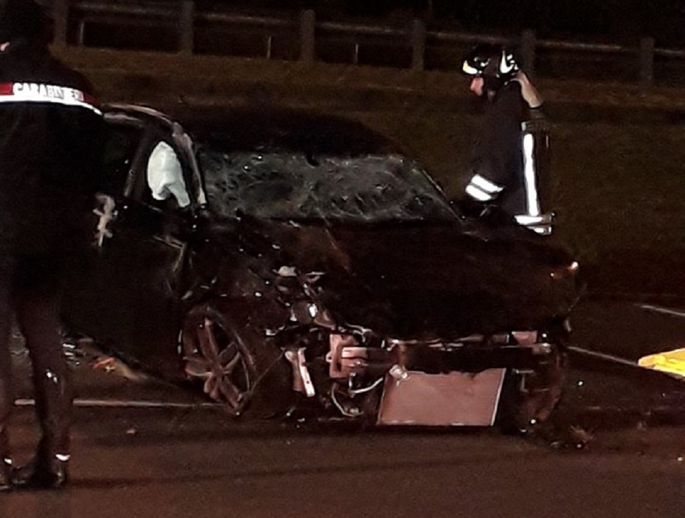 Incidente a Cantù: si ribalta con l’auto e finisce nel parcheggio del Bennet SIRENE DI NOTTE