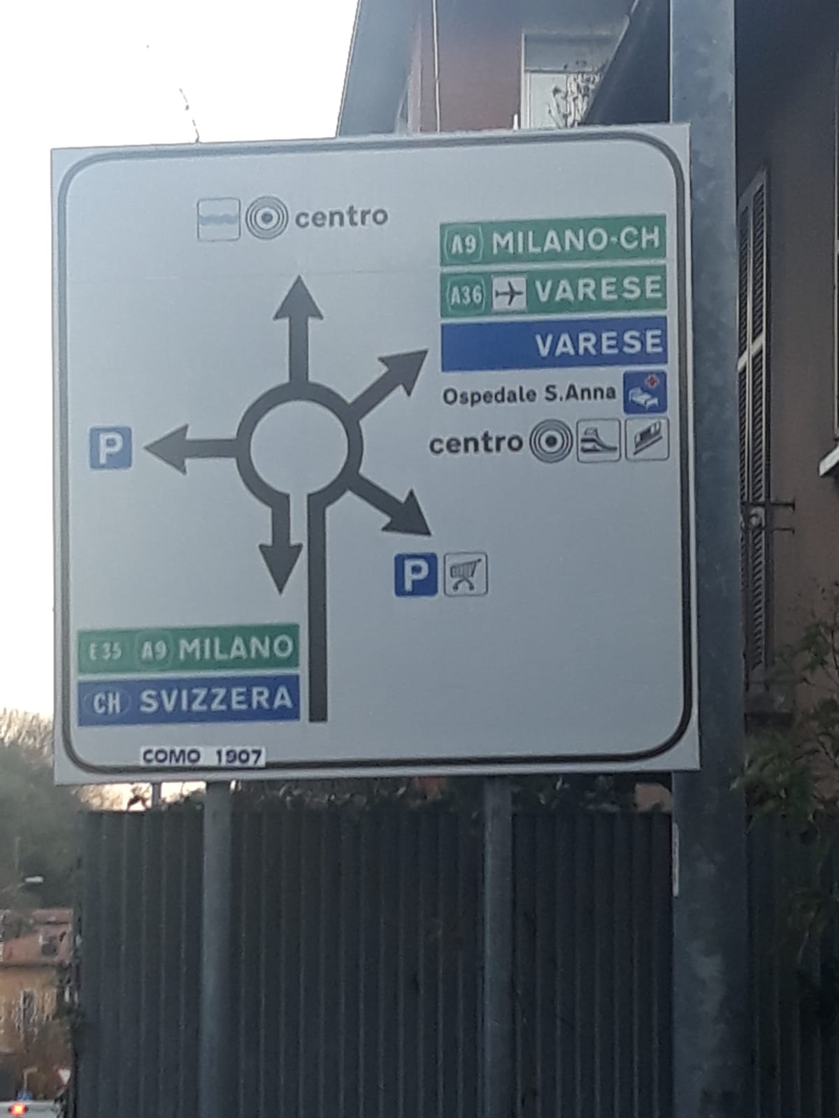 All'incrocio via Bellinzona-via Cardano è indicato il Sant'Anna