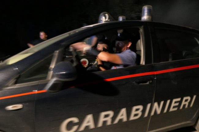 Rapina in villa: imprenditore picchiato e minacciato con la pistola