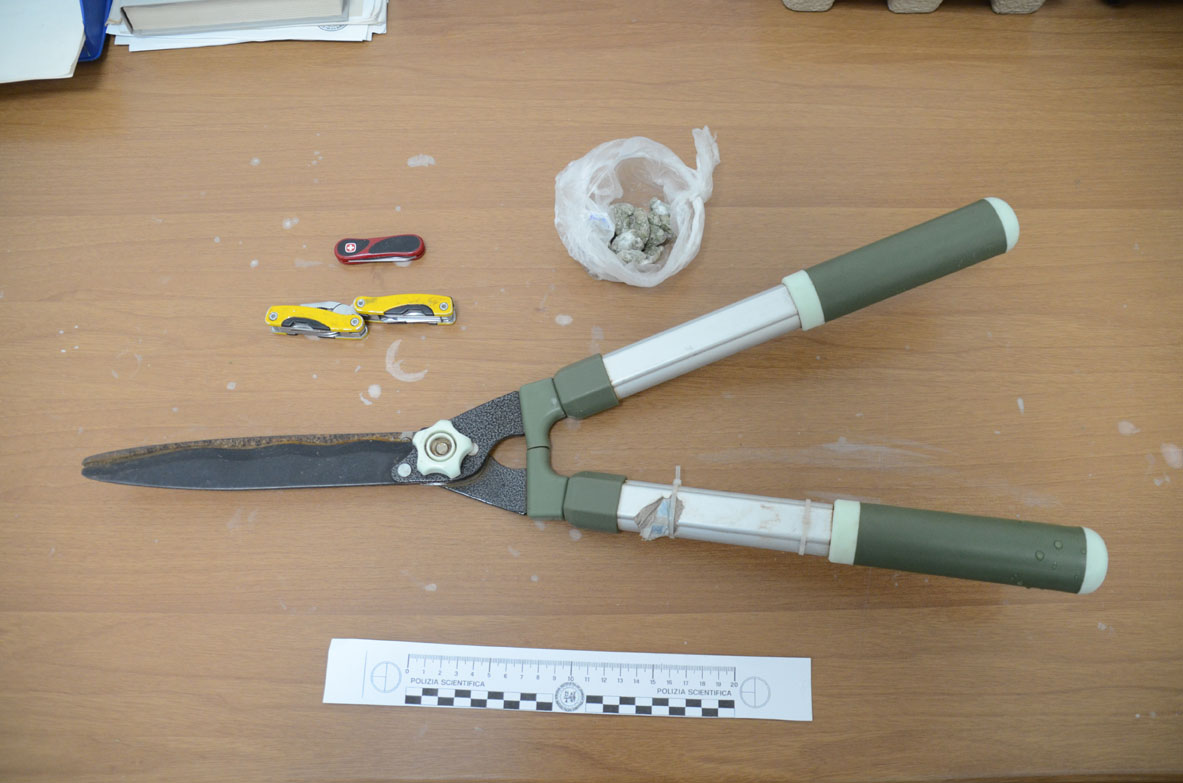 In via Bellinzona a Como con coltelli e marijuana, denunciati due giovani