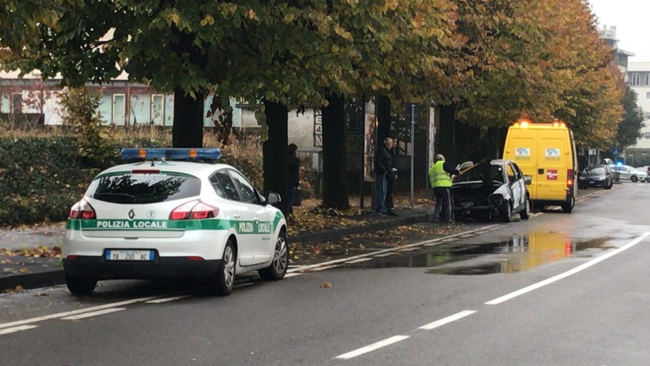 Incendio Cantù: auto in fiamme nella zona dell’ex Tribunale FOTO