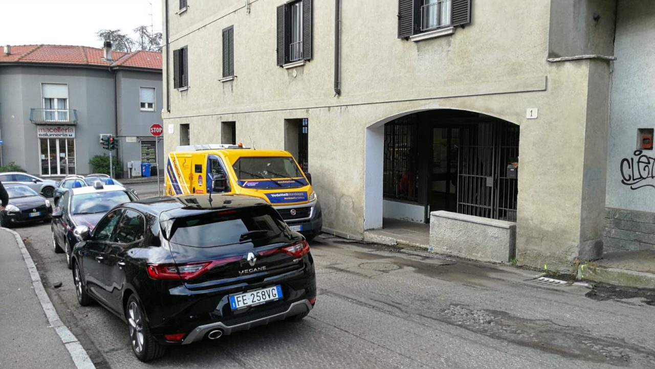 Fermato il rapinatore della posta di Breccia: si è costituito