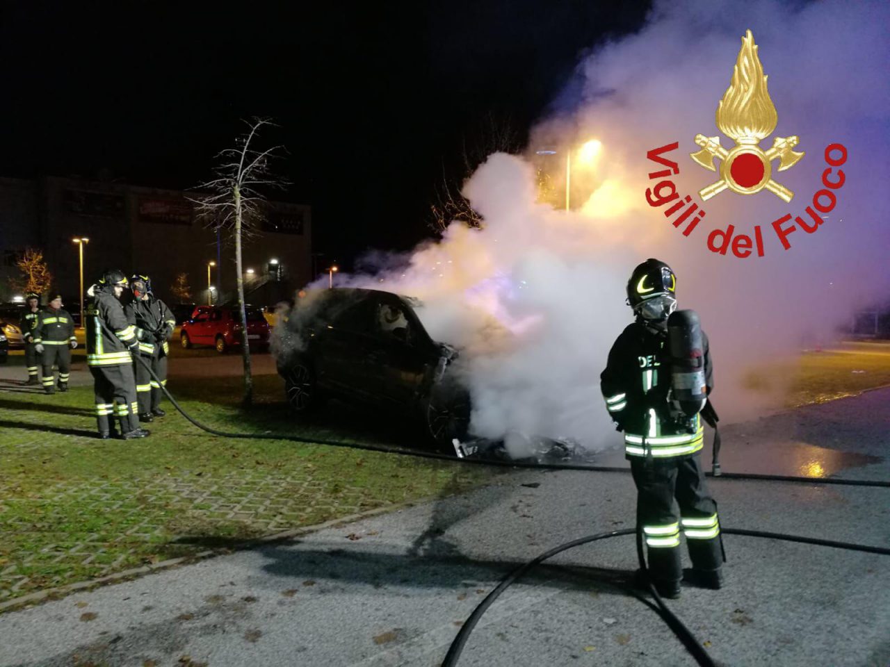 Incendio Montano Lucino a fuoco un’automobile FOTO