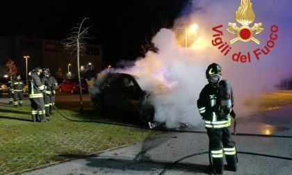 Incendio Montano Lucino a fuoco un'automobile FOTO