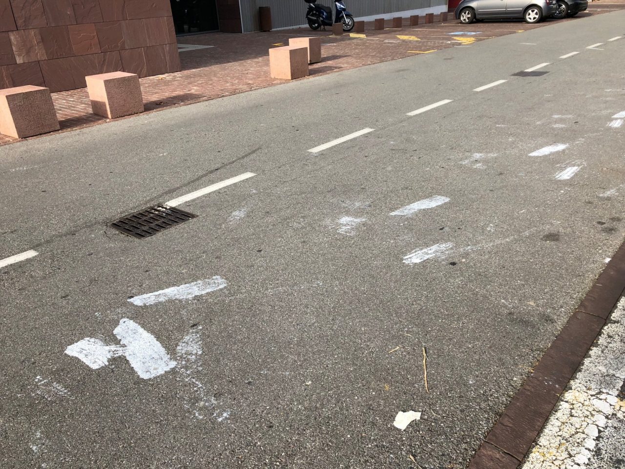 Rifiuti abbandonati e strada imbrattata con “segnaletica” alternativa