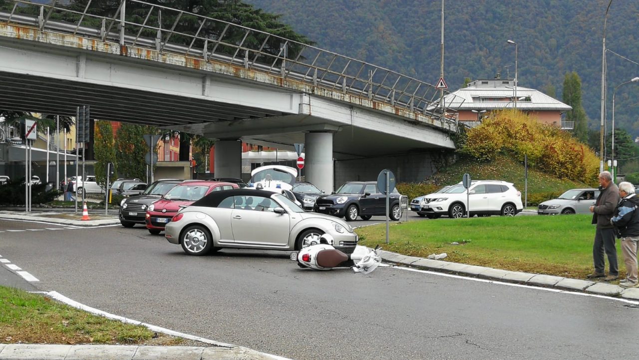 Incidente a Tavernola davanti alla rotonda del Bennet FOTO