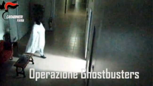 Ladro di opere d’arte travestito da fantasma: l’incredibile VIDEO