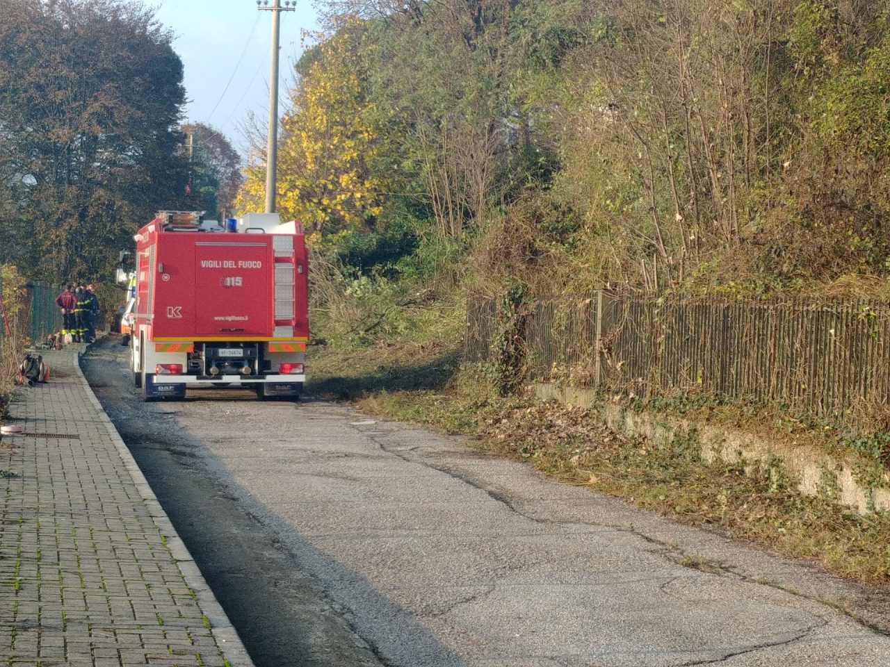 Monguzzo ramo urta i fili dell’alta tensione, paura per un operaio