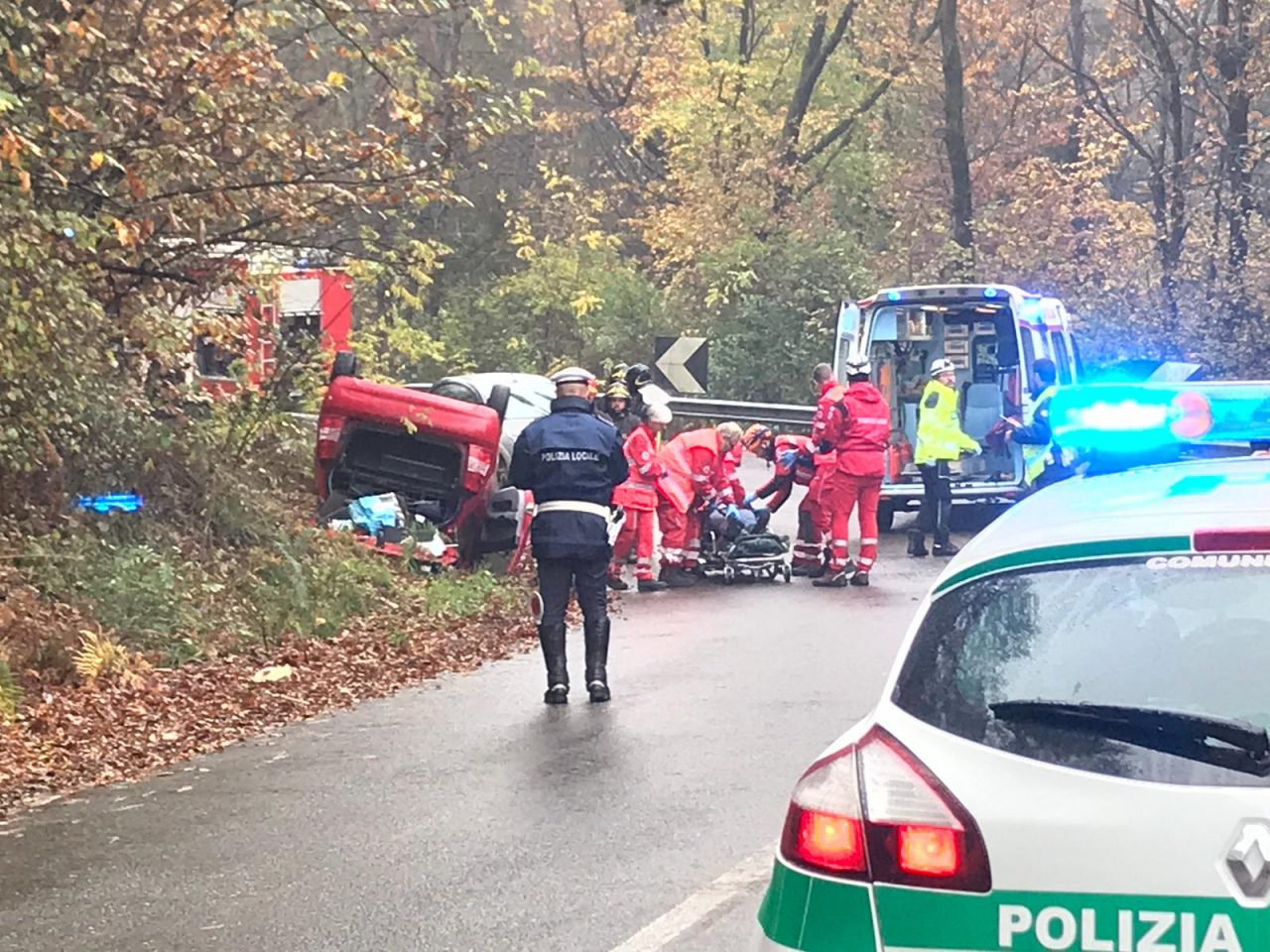 Auto si ribalta a Cantù