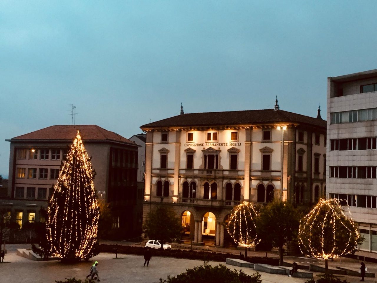Piazza Garibaldi a Cantù si illumina per il Natale