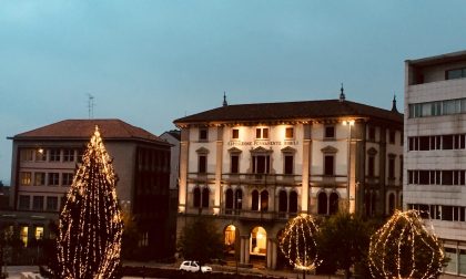 Piazza Garibaldi a Cantù si illumina per il Natale